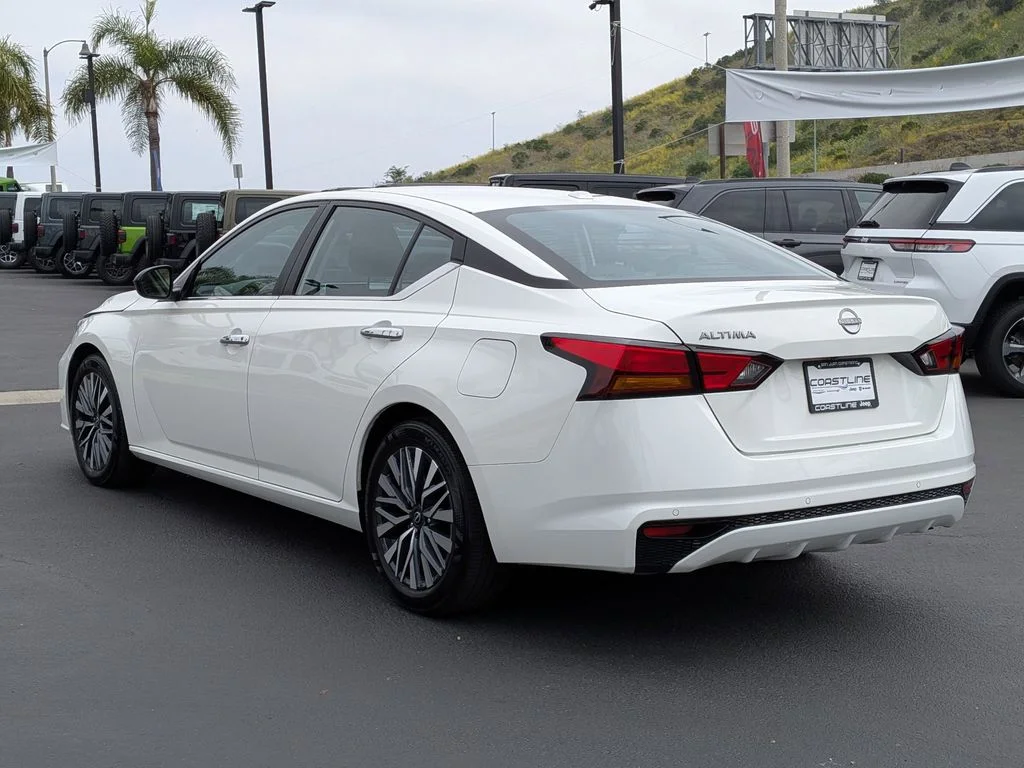 Used 2025 White Nissan 2.5 SV image 7