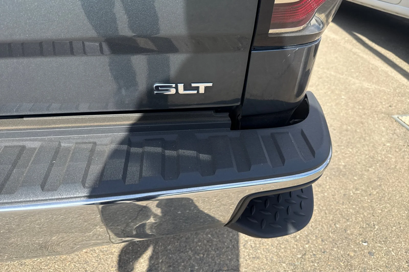 Used 2018 DARK SLATE METALLIC GMC SLT image 23