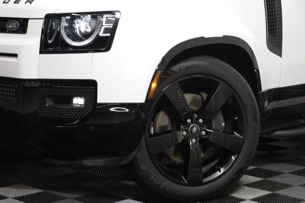 Certified Used 2025 White Land Rover X-Dynamic SE image 3