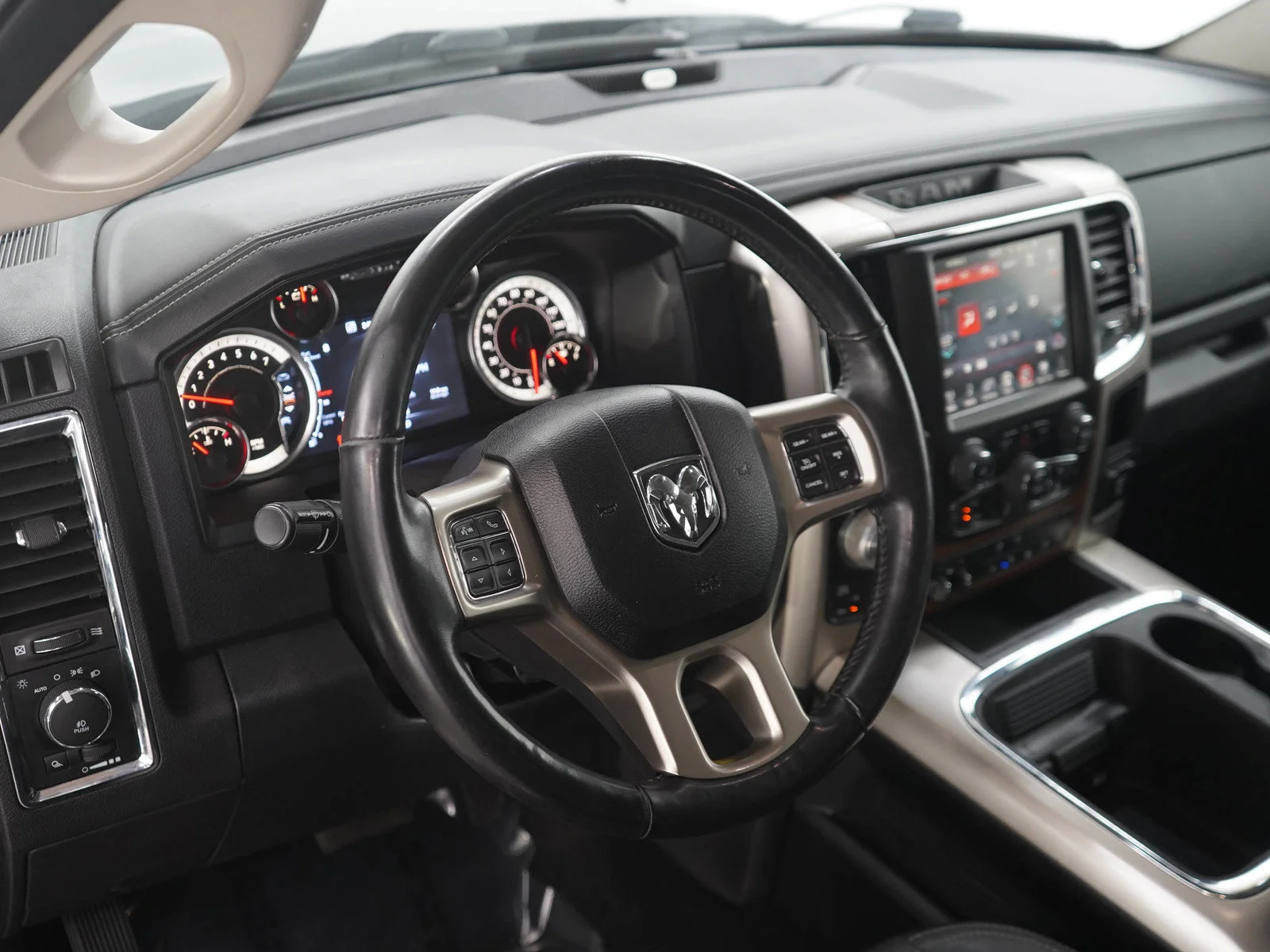 Used 2017 Brilliant Black Crystal Pearlcoat Ram Laramie image 19