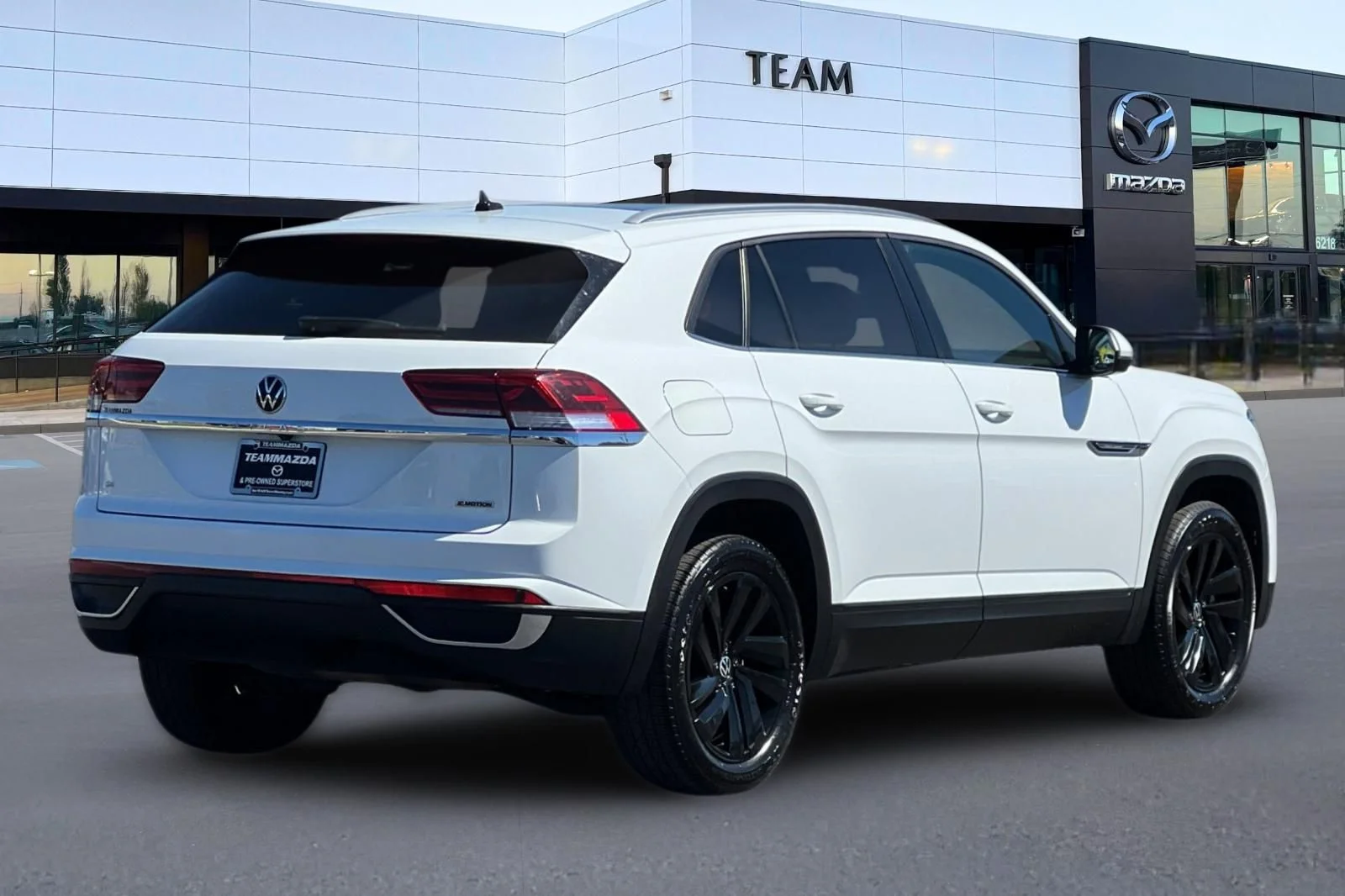 Used 2022 White Volkswagen 2.0T SE w/Technology image 4