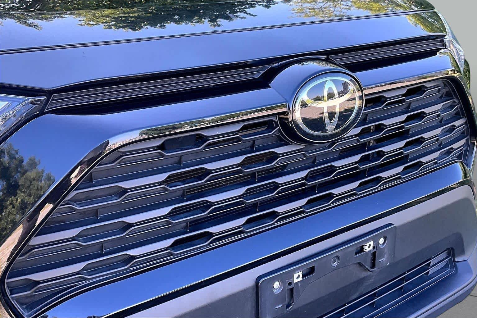 Used 2025 Midnight Black Metallic Toyota XLE image 30