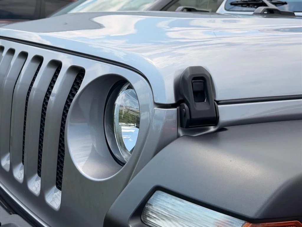 Used 2019 Silver Jeep Sport S image 4