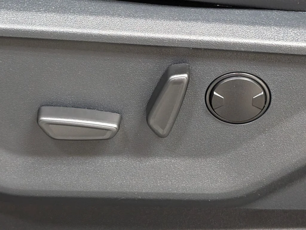 New 2026 Star White Metallic Tri-Coat Ford F-250® Lariat® image 18