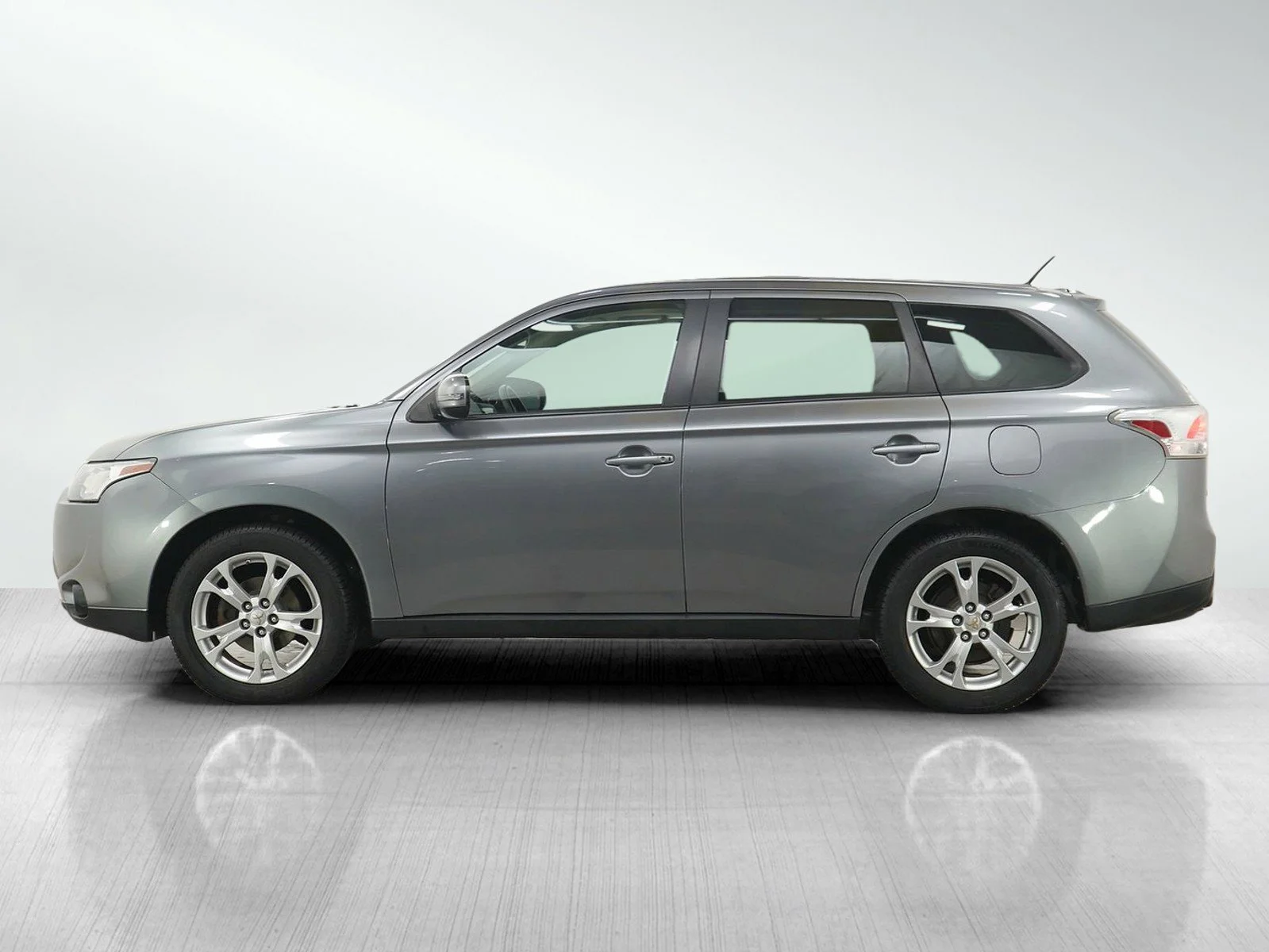 Used 2014 Mitsubishi Outlander SE with VIN JA4AZ3A30EZ010545 for sale in Burnsville, Minnesota