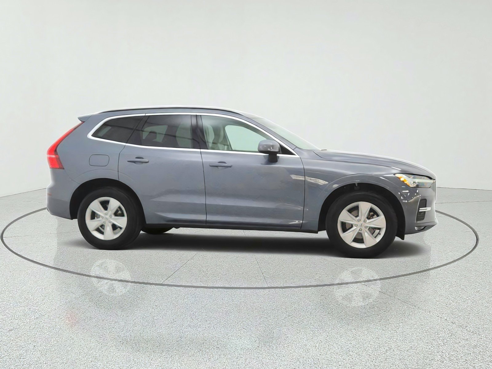 Used 2022 Thunder Grey Metallic Volvo Momentum image 4