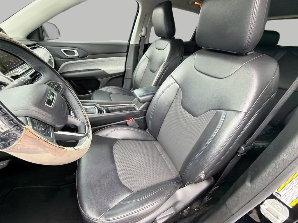Used 2022 Black Jeep Latitude image 16