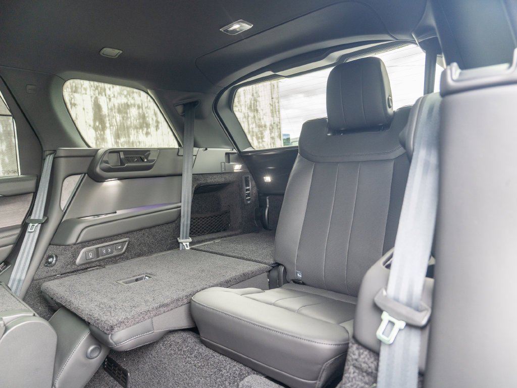 New 2026 Carpathian Grey Land Rover SE image 23