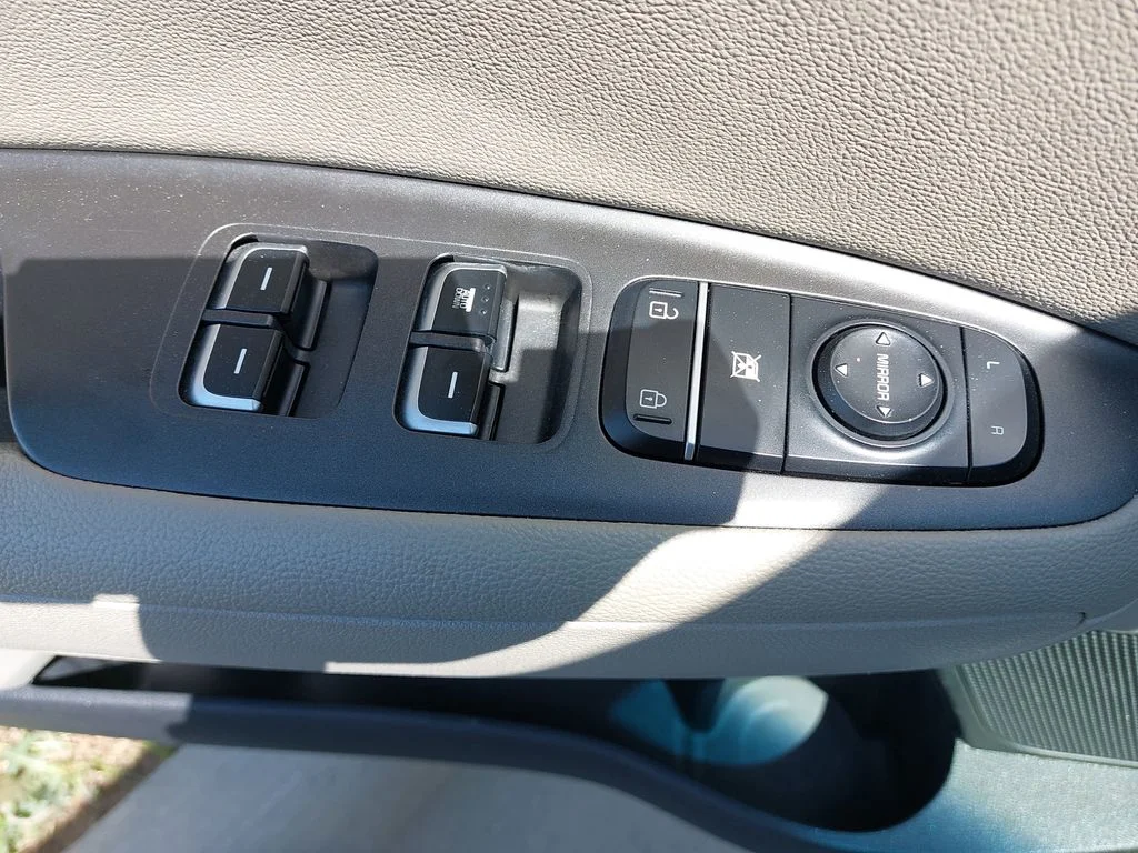 Used 2018 White Kia LX image 27
