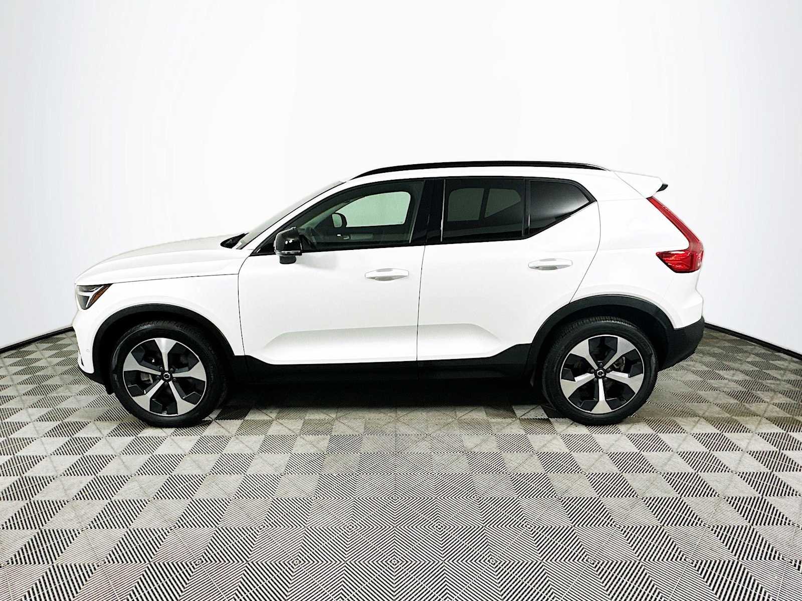 Certified Used 2023 Crystal White Volvo Plus image 4