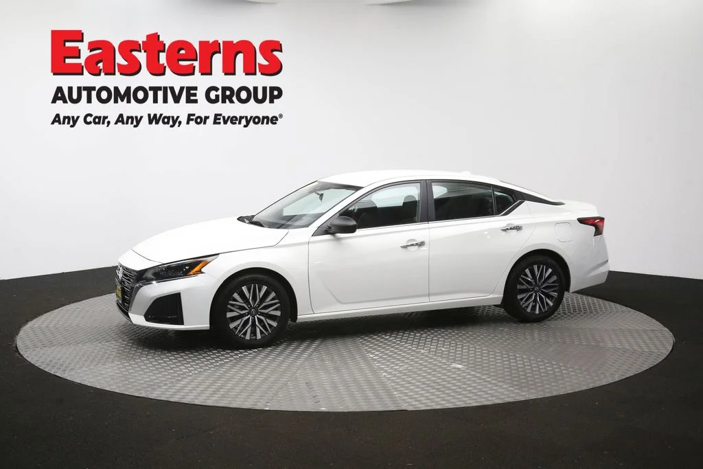 Used 2025 White Nissan 2.5 SV image 55
