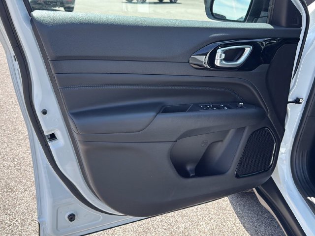 New 2026 Bright White Clear-Coat Exterior Paint Jeep Latitude image 17