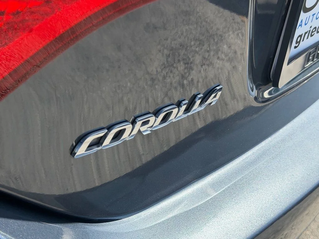 Used 2015 Gray Toyota LE image 14