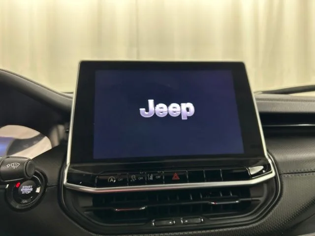 Used 2025 Silver Jeep Latitude image 17