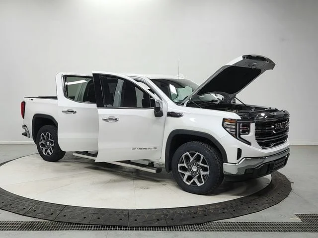 Used 2023 White GMC SLT image 9