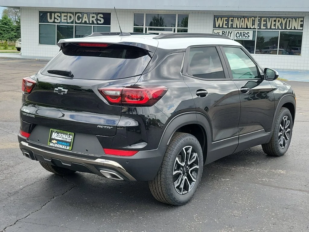 New 2026 Mosaic Black Metallic Chevrolet ACTIV image 3