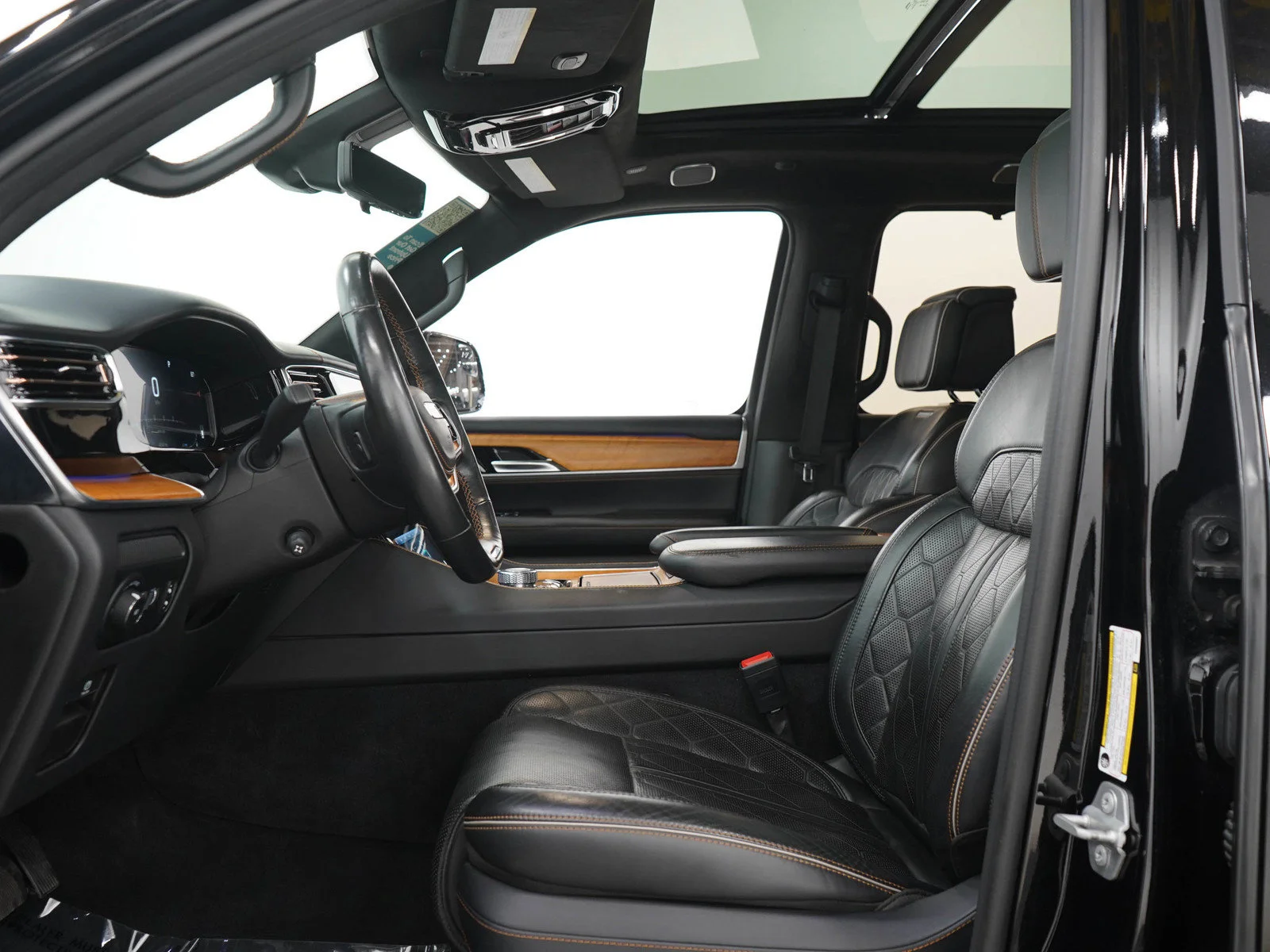 Used 2023 Diamond Black Crystal Pearlcoat Jeep Series III image 26