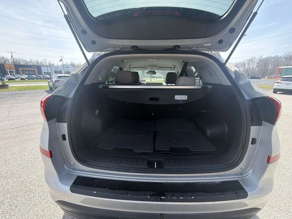 Used 2020 Silver Hyundai SE image 25