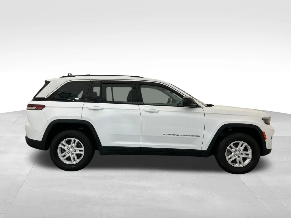 Used 2023 White Jeep Laredo image 7