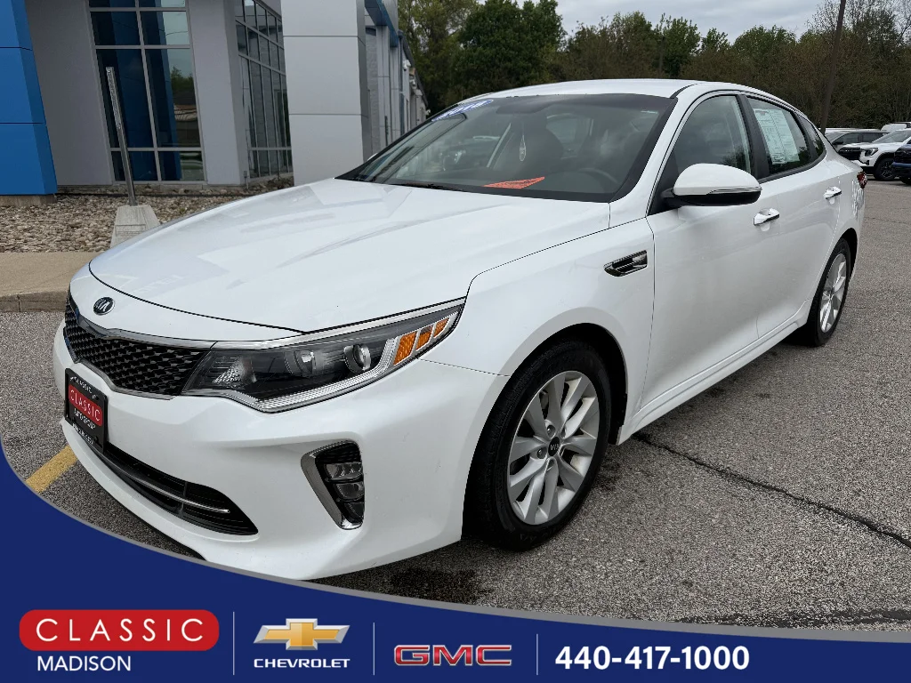 Used 2018 Snow White Pearl Kia LX image 1