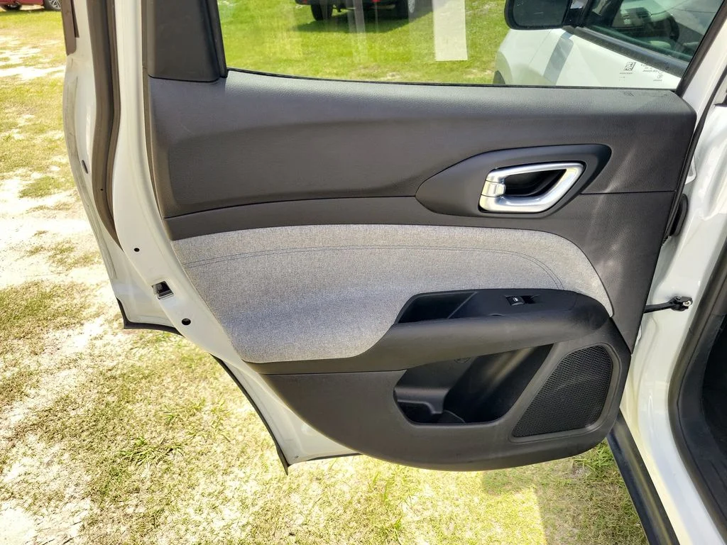 Used 2024 Bright White Clearcoat Jeep Latitude image 16