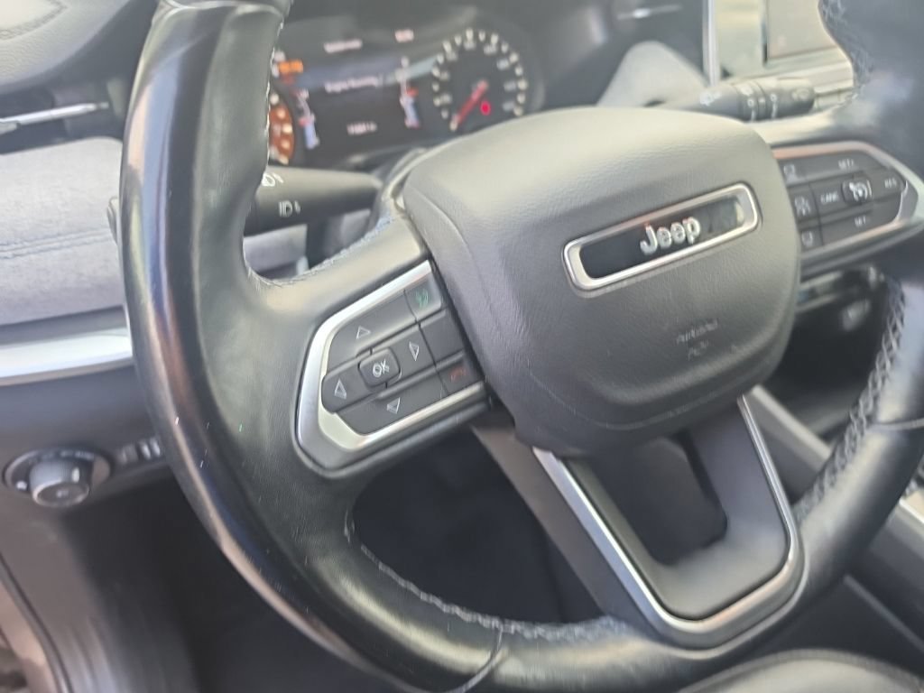 Used 2022 Gray Jeep Latitude FWD image 19