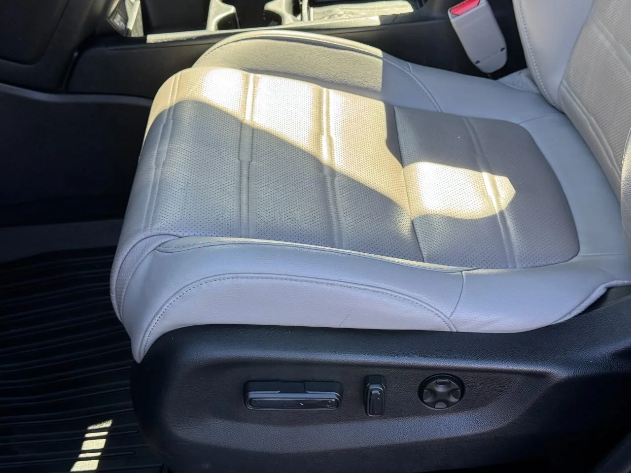 Used 2022 Red Honda EX-L image 17