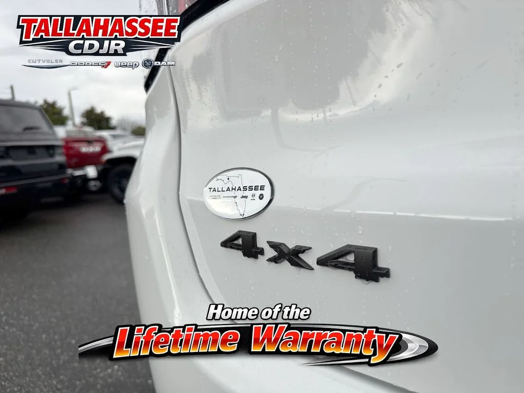 New 2026 Bright White Clear-Coat Exterior Paint Jeep Latitude image 5