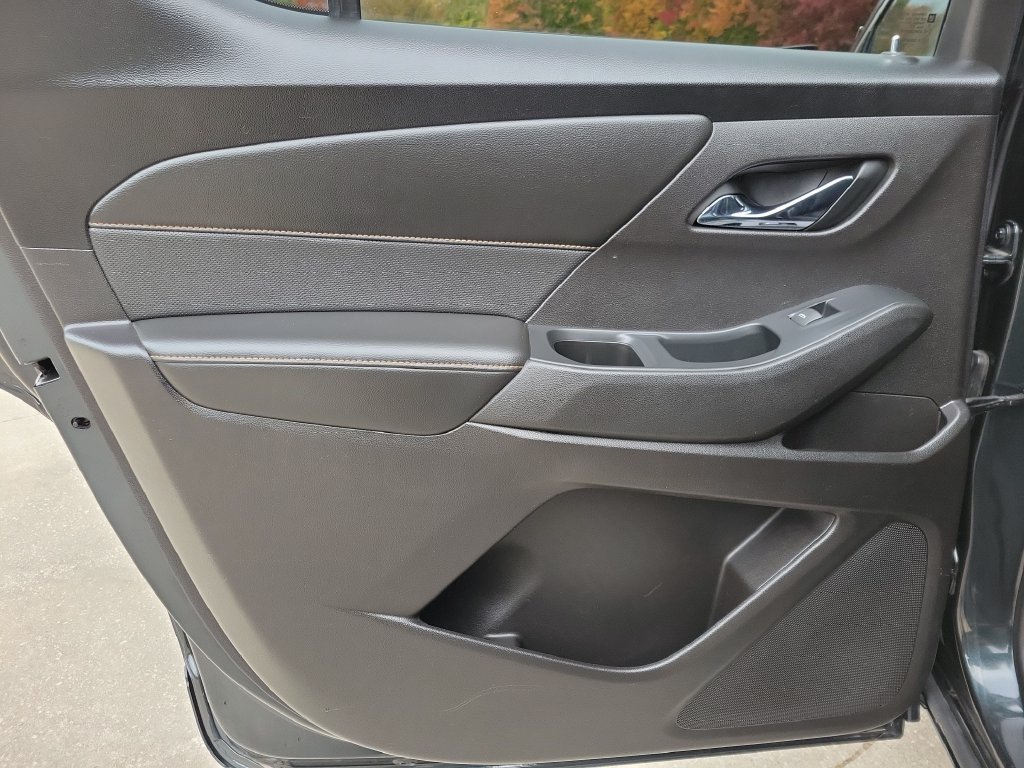Used 2018 GRAPHITE METALLIC Chevrolet Premier image 10