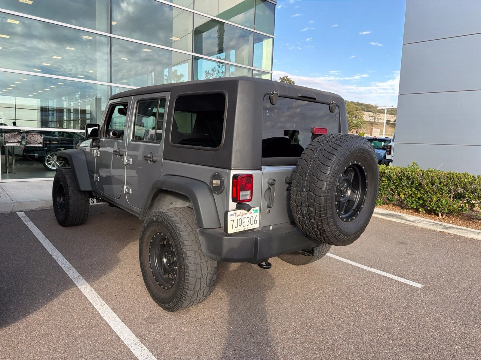 Used 2015 Silver Jeep Unlimited Sport image 4