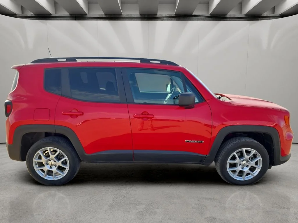 Used 2022  Jeep Latitude image 6