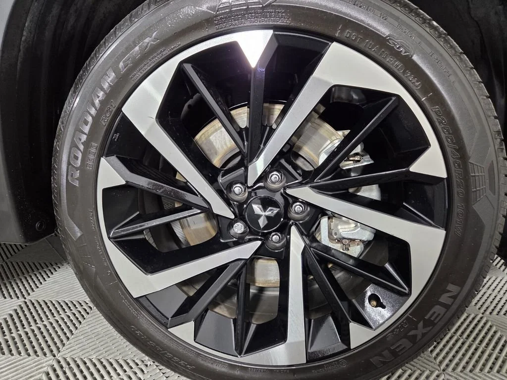 Used 2024 White Mitsubishi SE Black Edition image 34