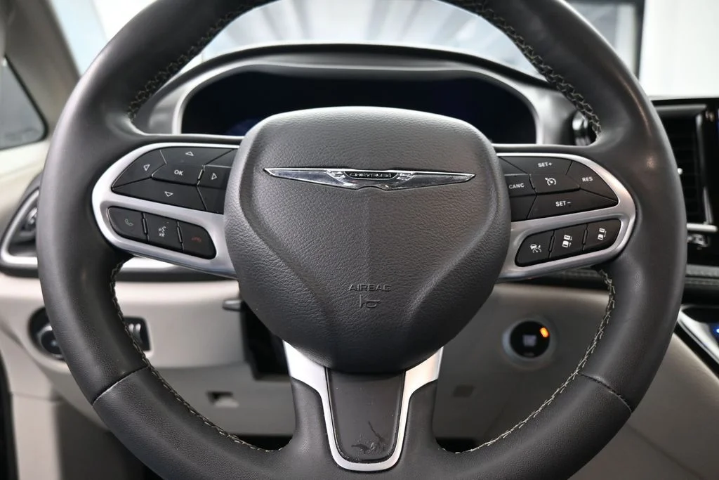 Used 2023 Brilliant Black Crystal Pearlcoat Chrysler Touring L image 24