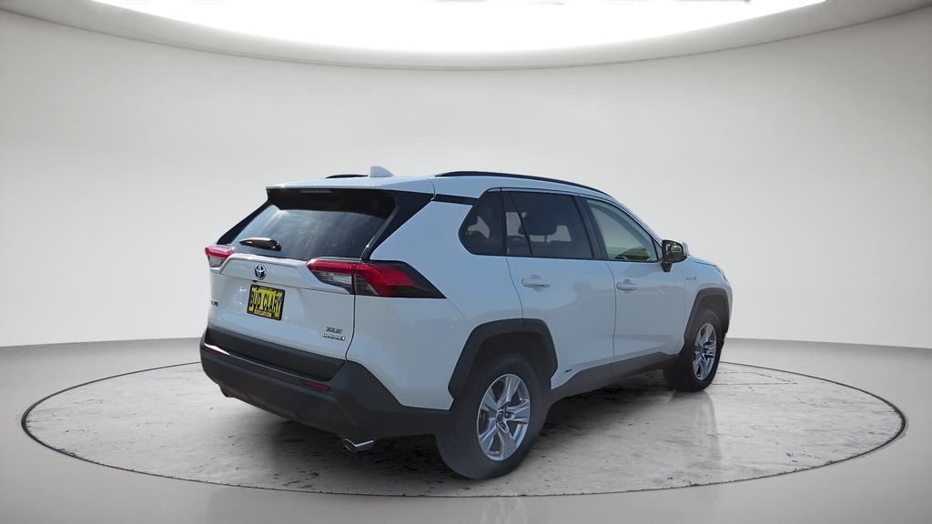 Used 2021 White Toyota XLE image 7