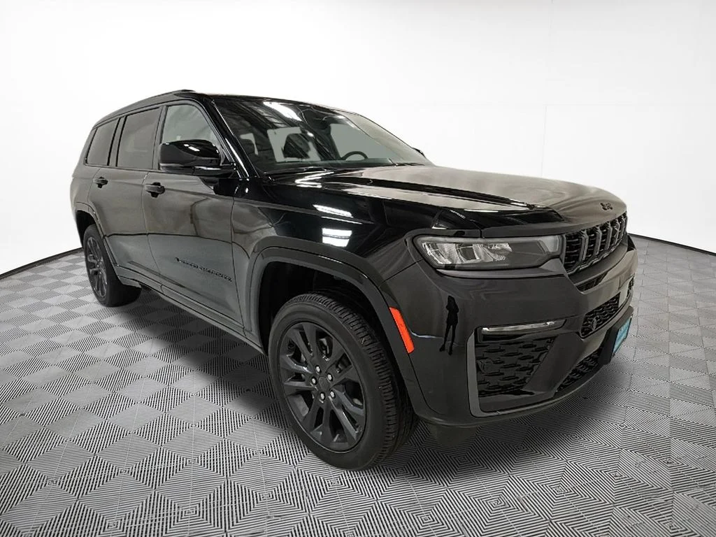 New 2026 Diamond Black Crystal Pearlcoat Jeep Limited Reserve image 4
