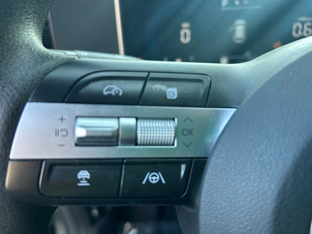 Used 2025 Green Hyundai SEL image 17