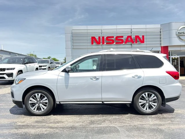 Used 2017 Nissan Pathfinder SL with VIN 5N1DR2MM6HC612175 for sale in Dixon, IL