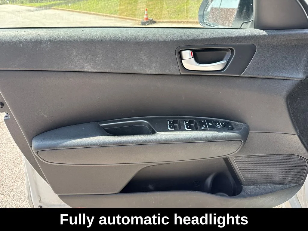 Used 2018 White Kia S image 14
