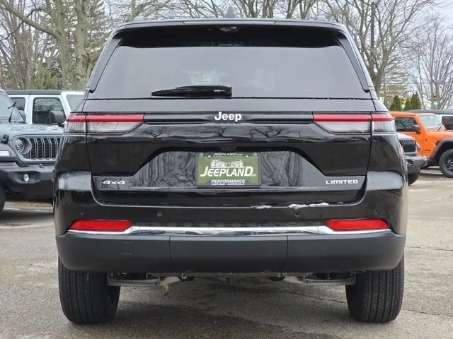 New 2025 Diamond Black Crystal Pearlcoat Jeep Limited image 30