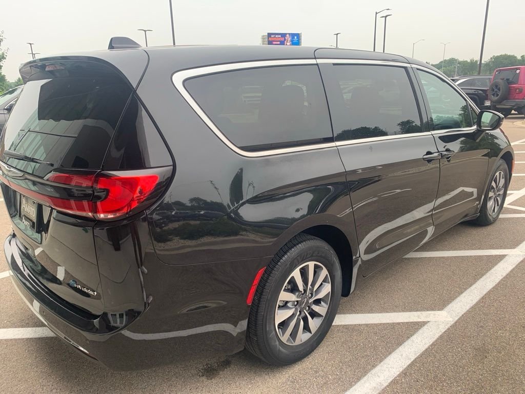 Used 2023 Black Chrysler Touring L image 6
