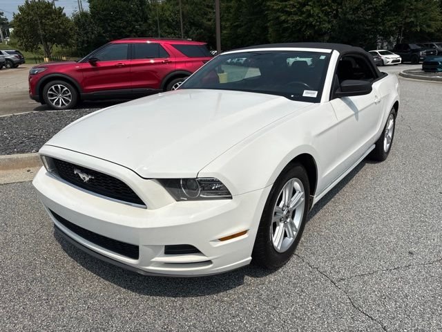 Used 2013 White Ford V6 image 4