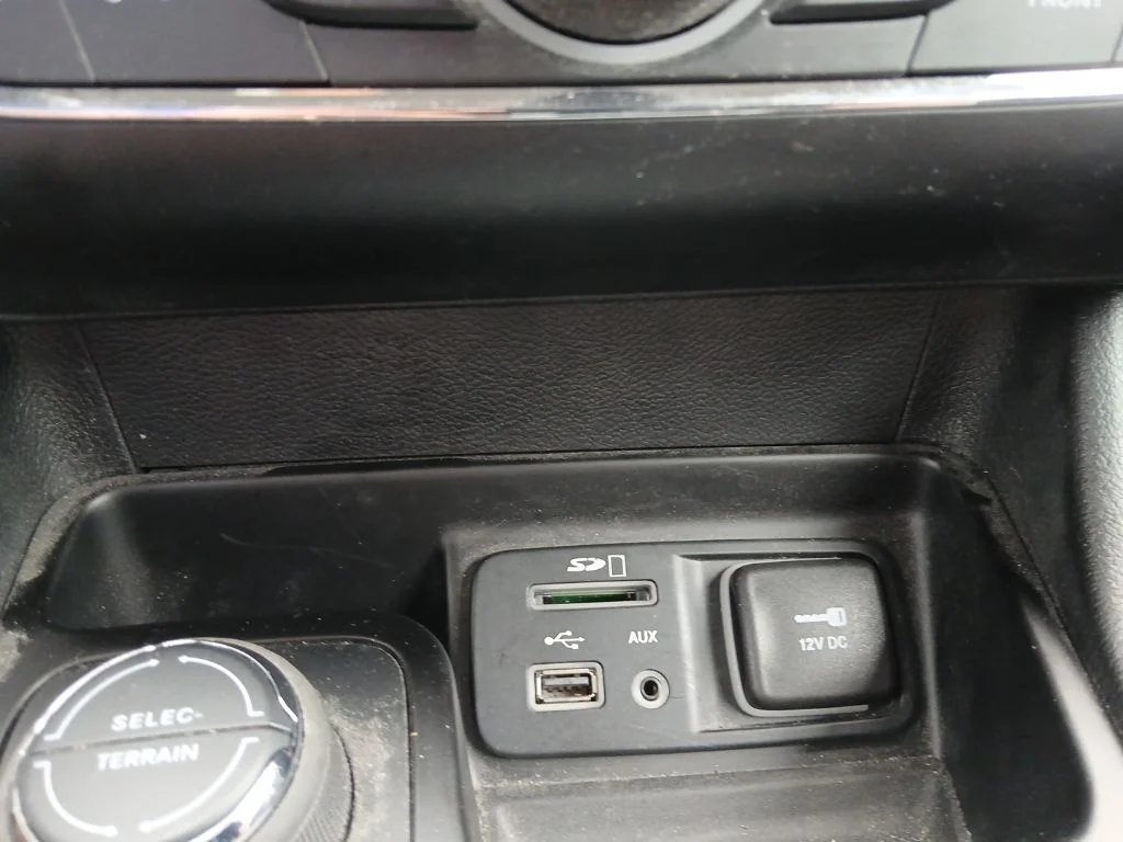 Used 2014 Silver Jeep Latitude image 6