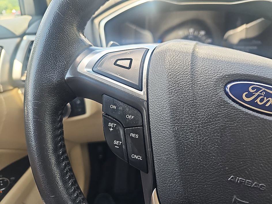 Used 2016 White Platinum Clearcoat Metallic Ford SE image 21