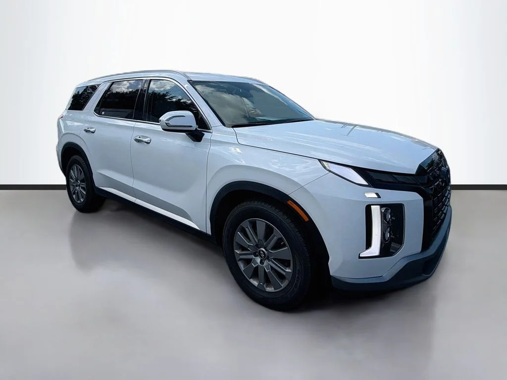 Used 2025 White Hyundai SEL image 3