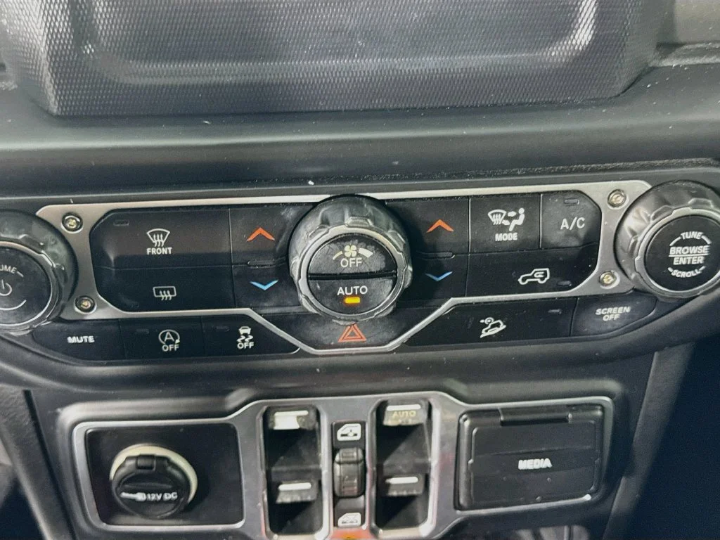 Used 2018 Granite Crystal Metallic Clearcoat Jeep Unlimited Sahara image 19
