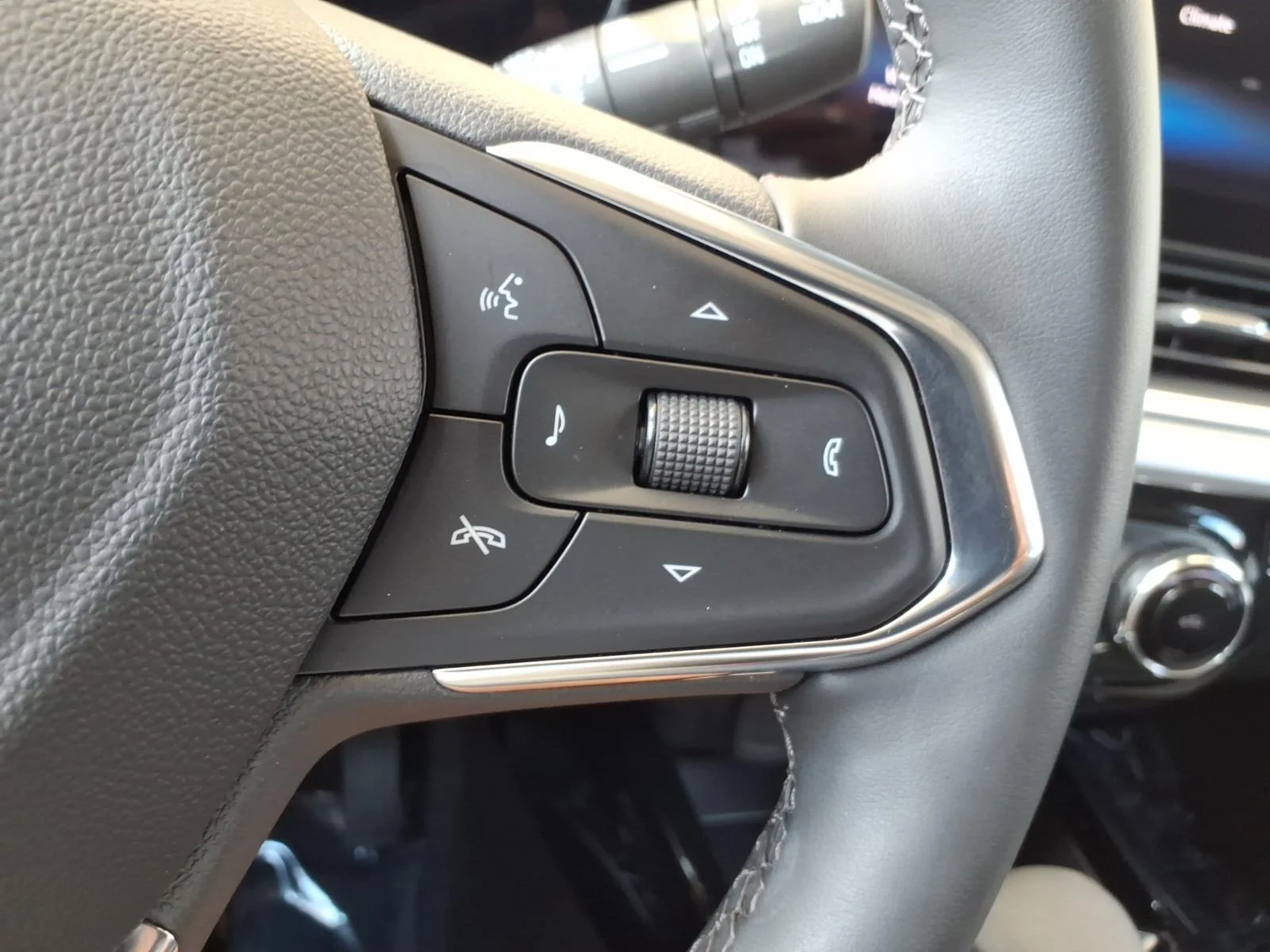 Used 2025 Mosaic Black Metallic Chevrolet LT image 24