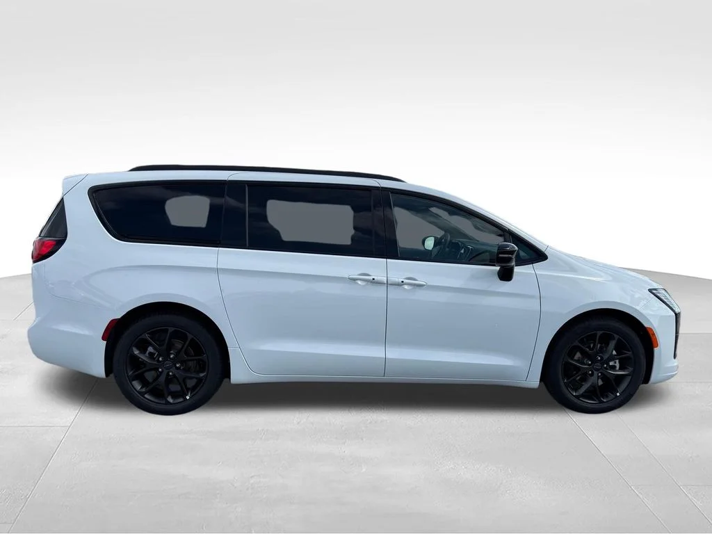 New 2027 Bright White Clear-Coat Exterior Paint Chrysler Limited image 28