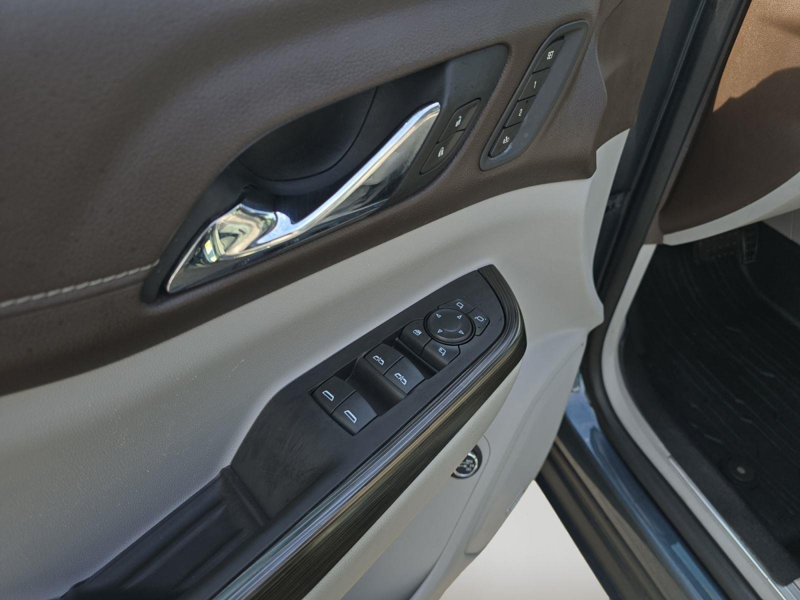 Used 2020 Dark Sky Metallic GMC SLT image 23