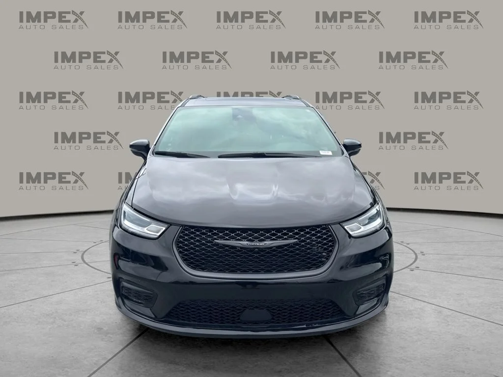 Used 2025 Black Chrysler Limited image 5