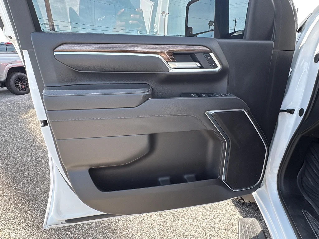 Used 2025 Summit White Chevrolet  image 31